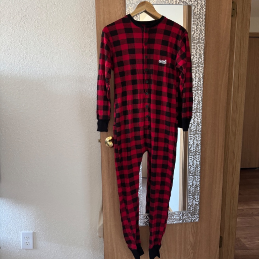 Lazy One plaid, black/red, adult flapjack, small